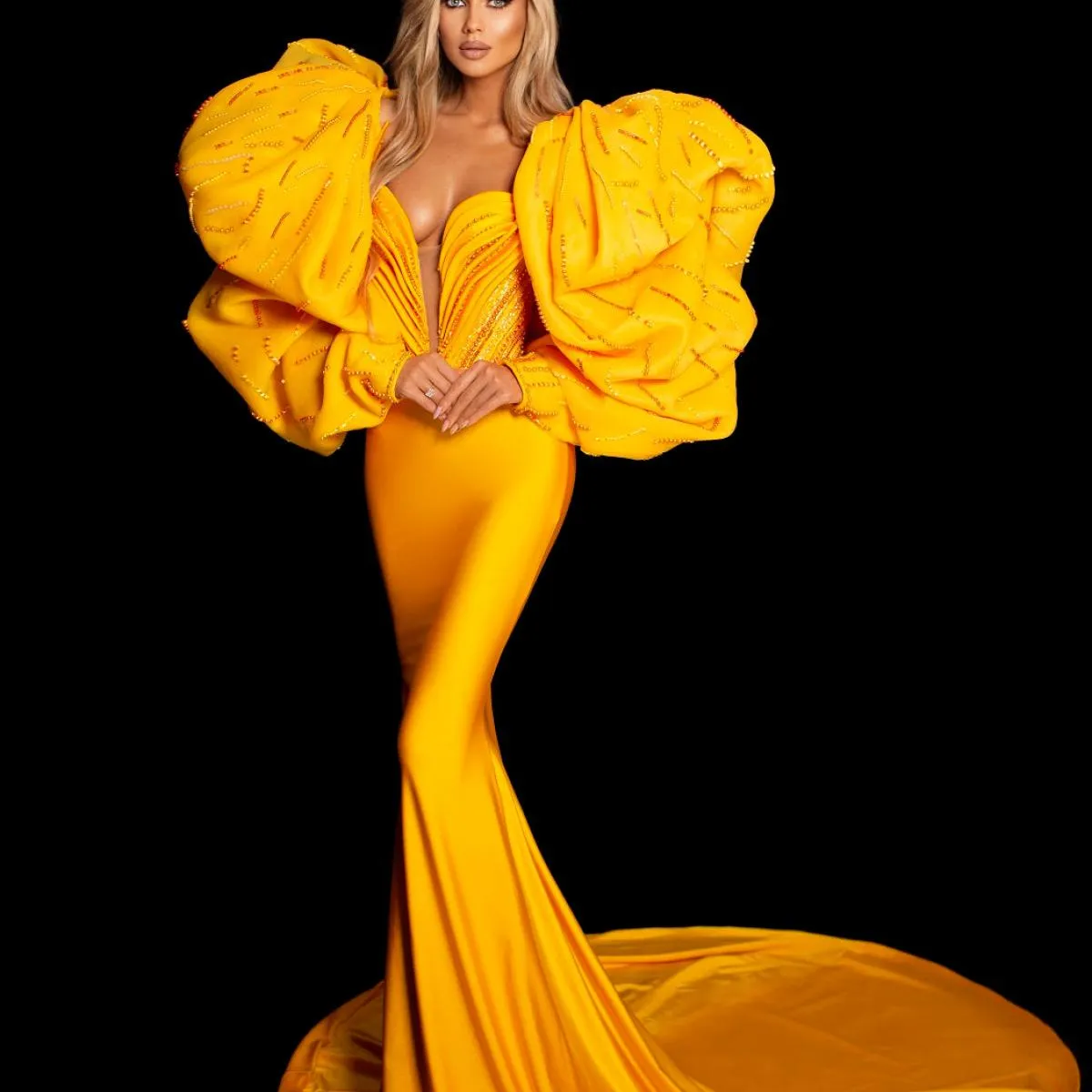Drammatici abiti da ballo a sirena giallo oro con maniche a sbuffo arricciati con perline Abiti da cerimonia in raso elasticizza