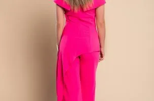 Elegante set composto da top e pantaloni asimmetrici, fucsia